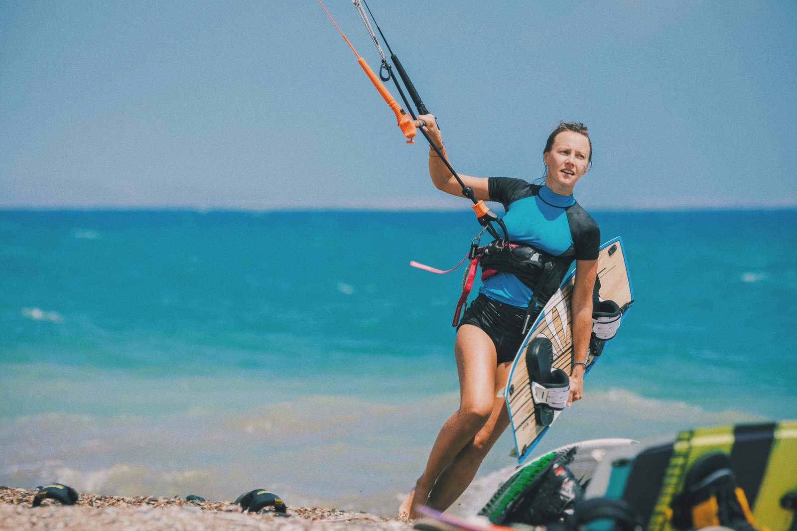 kitesurfing-girl-on-the-beach-9GDFQCC-min